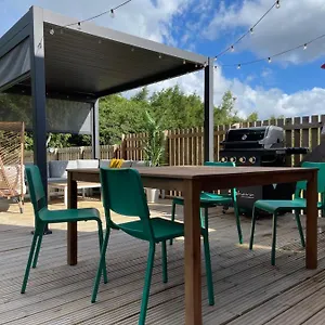 4 Bedrooms House With Garden Holiday home